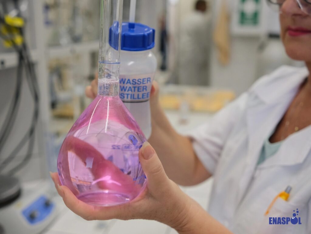 Laboratorní testování a vývoj produktů jako alfa-olefin sulfonát v chemické laboratoři společnosti ENASPOL.
